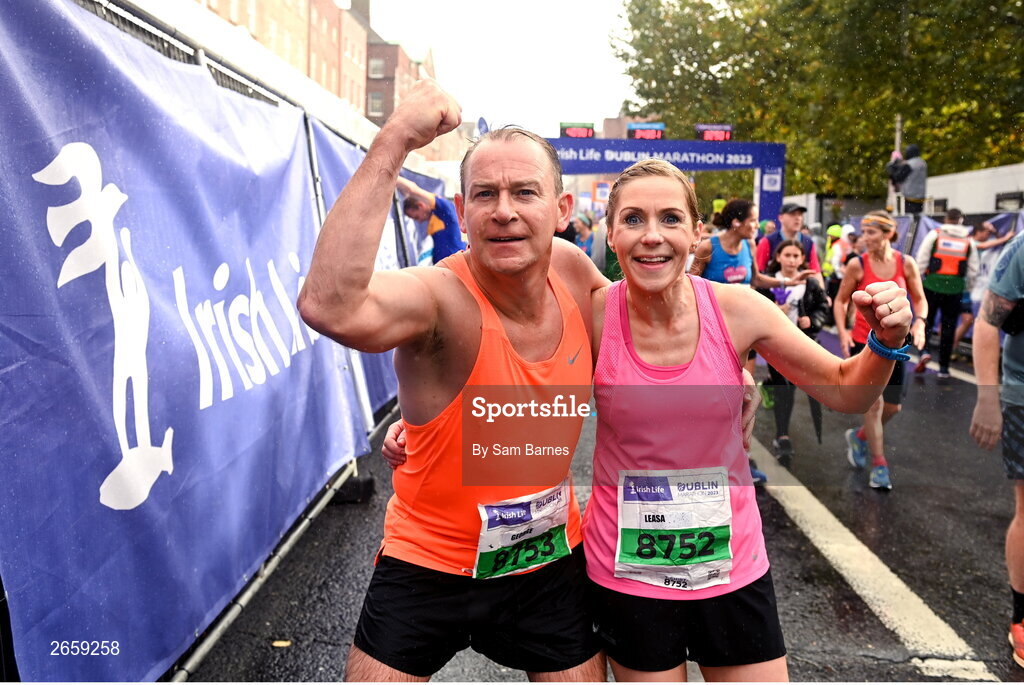 29 October 2023; George and Leasa Murphy from Louth after the 2023 Irish Life Dublin Marathon. Thousands of runners took to the Fitzwilliam Square start line, to participate in the 42nd running of the Dublin Marathon. Photo by Sam Barnes/Sportsfile