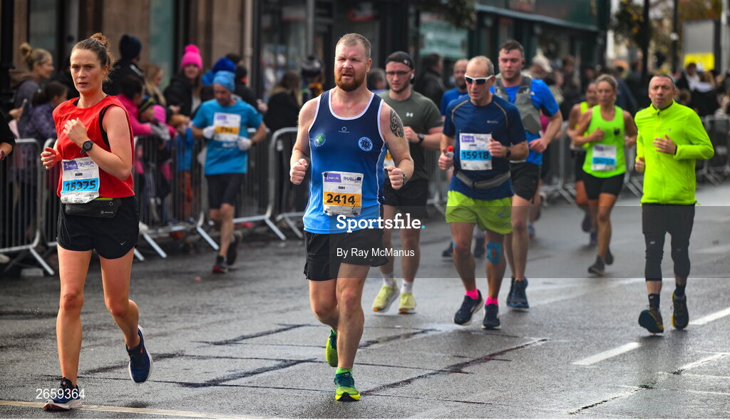 29 October 2023; Niamh Ni Ogain from Wicklow, left, and Gary Coulahan from Kildare during the 2023 Irish Life Dublin Marathon. Thousands of runners took to the Fitzwilliam Square start line, to participate in the 42nd running of the Dublin Marathon. Photo by Ray McManus/Sportsfile