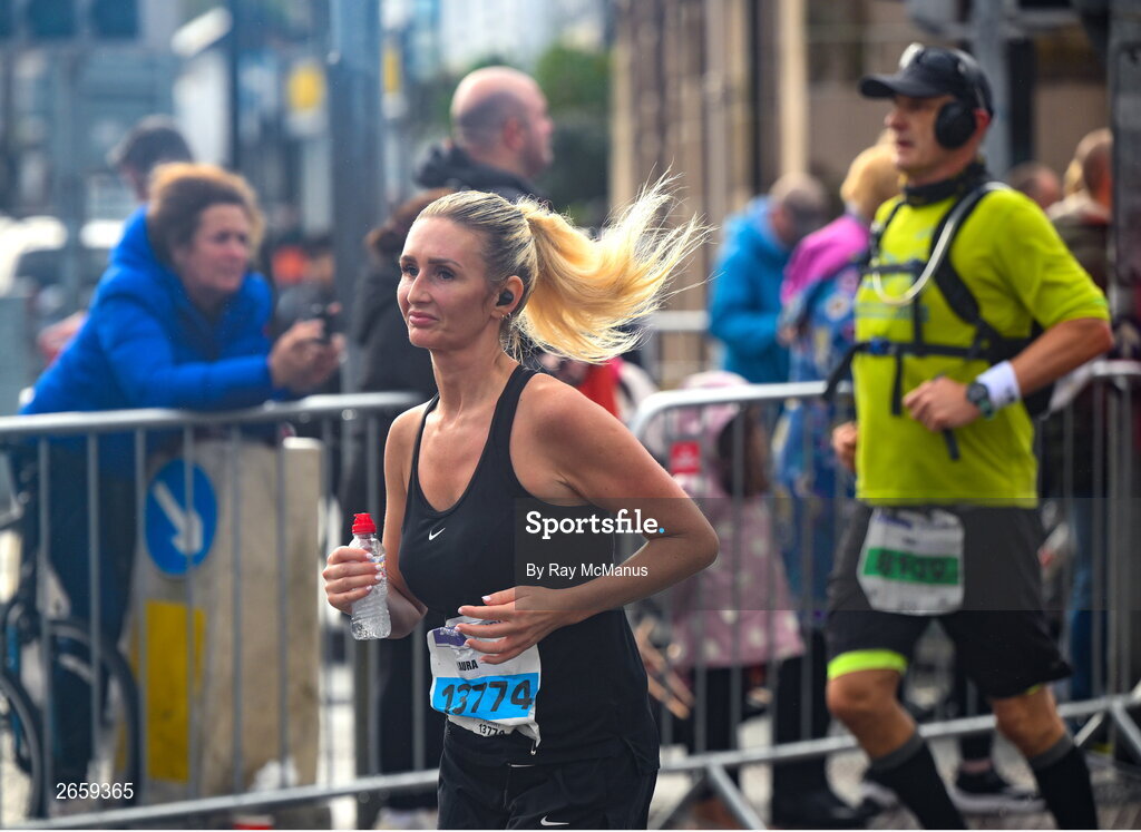 29 October 2023; Laura Dunne from Dublin during the 2023 Irish Life Dublin Marathon. Thousands of runners took to the Fitzwilliam Square start line, to participate in the 42nd running of the Dublin Marathon. Photo by Ray McManus/Sportsfile