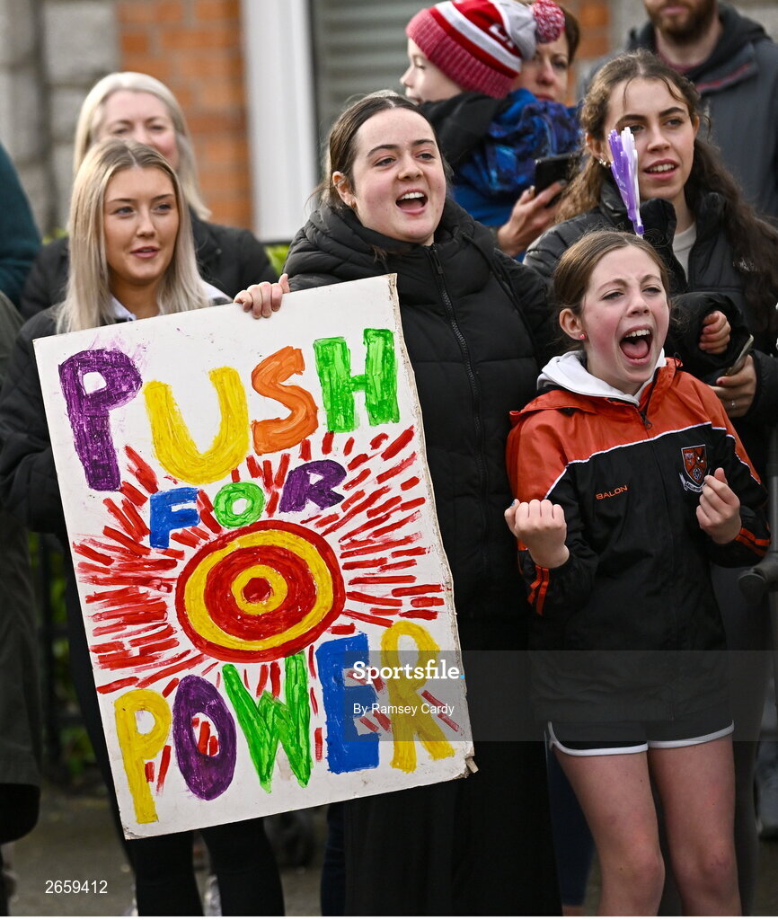29 October 2023; Spectators during the 2023 Irish Life Dublin Marathon. Thousands of runners took to the Fitzwilliam Square start line, to participate in the 42nd running of the Dublin Marathon. Photo by Ramsey Cardy/Sportsfile