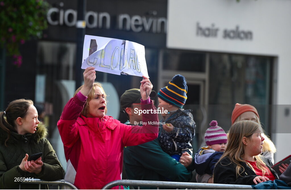 29 October 2023; A supporter during the 2023 Irish Life Dublin Marathon. Thousands of runners took to the Fitzwilliam Square start line, to participate in the 42nd running of the Dublin Marathon. Photo by Ray McManus/Sportsfile