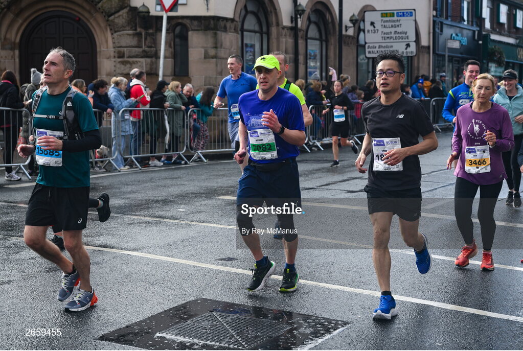 29 October 2023; Runners, from left, Simon McCabe, Anthony Hollywood from Dublin, Choon Seng Tan, and Trish Synnott from Wicklow, during the 2023 Irish Life Dublin Marathon. Thousands of runners took to the Fitzwilliam Square start line, to participate in the 42nd running of the Dublin Marathon. Photo by Ray McManus/Sportsfile