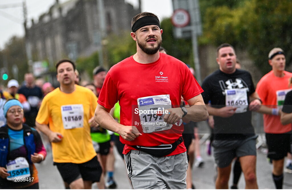 29 October 2023; Daragh Curran from Dublin during the 2023 Irish Life Dublin Marathon. Thousands of runners took to the Fitzwilliam Square start line, to participate in the 42nd running of the Dublin Marathon. Photo by Ramsey Cardy/Sportsfile