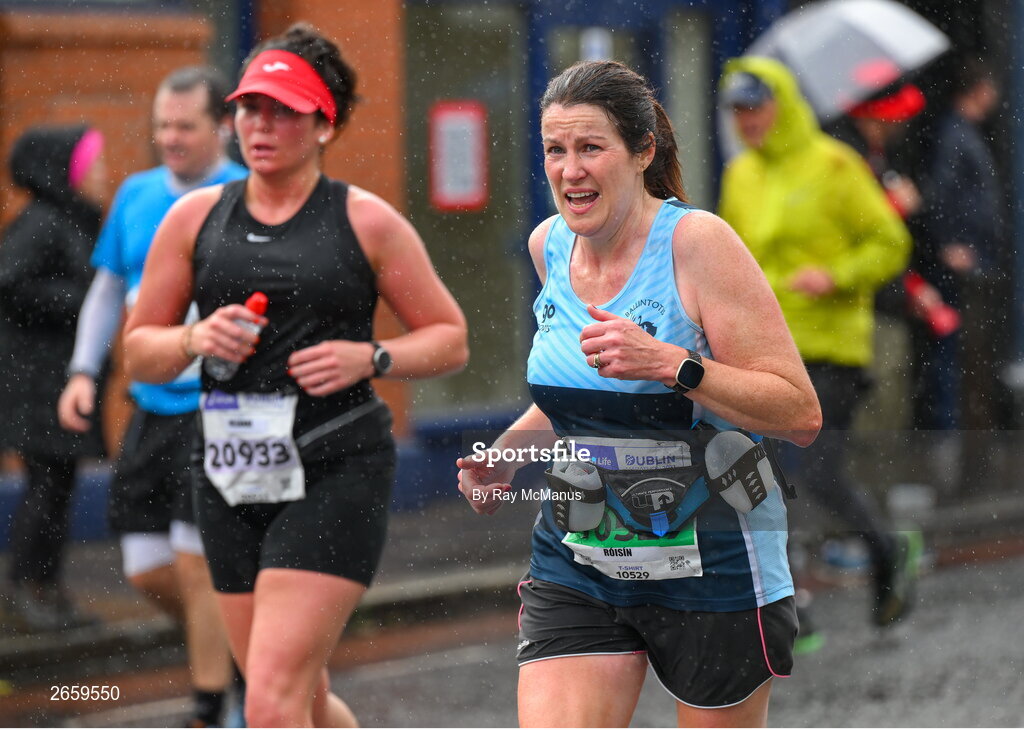 29 October 2023; Róisín Ronayne from Cork during the 2023 Irish Life Dublin Marathon. Thousands of runners took to the Fitzwilliam Square start line, to participate in the 42nd running of the Dublin Marathon. Photo by Ray McManus/Sportsfile