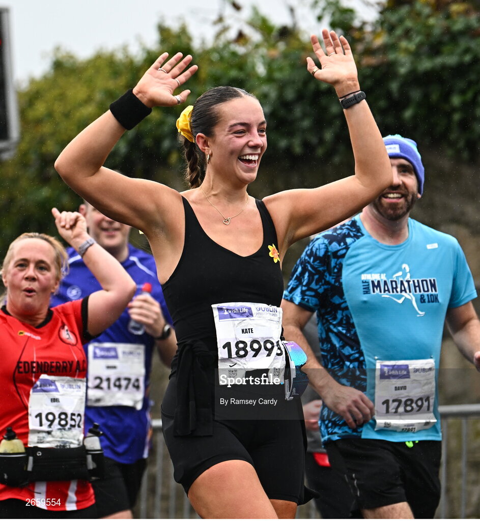 29 October 2023; Kate McMahon from Dublin during the 2023 Irish Life Dublin Marathon. Thousands of runners took to the Fitzwilliam Square start line, to participate in the 42nd running of the Dublin Marathon. Photo by Ramsey Cardy/Sportsfile