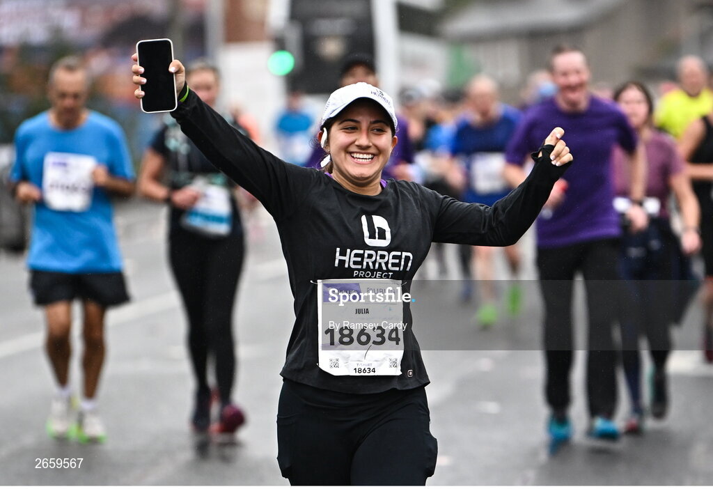 29 October 2023; Julia Broccoli during the 2023 Irish Life Dublin Marathon. Thousands of runners took to the Fitzwilliam Square start line, to participate in the 42nd running of the Dublin Marathon. Photo by Ramsey Cardy/Sportsfile