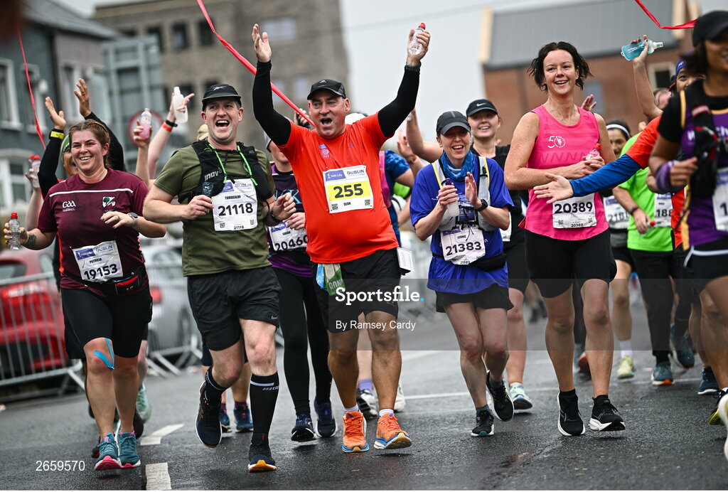 29 October 2023; Participants during the 2023 Irish Life Dublin Marathon. Thousands of runners took to the Fitzwilliam Square start line, to participate in the 42nd running of the Dublin Marathon. Photo by Ramsey Cardy/Sportsfile