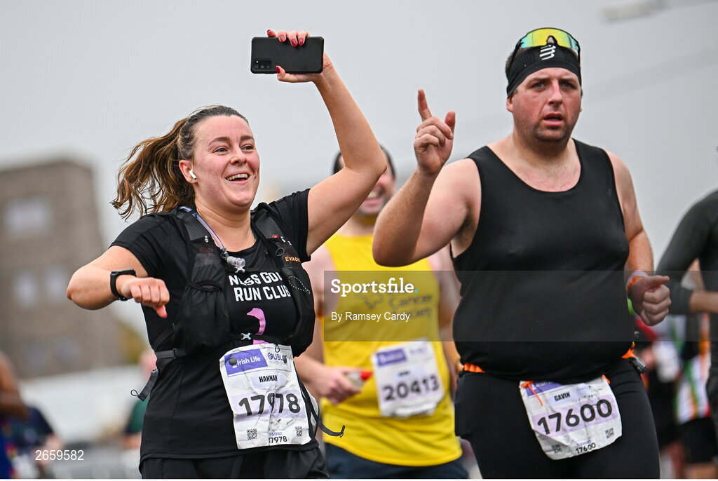 29 October 2023; Hannah Byrne from Dublin and Gavin Luby during the 2023 Irish Life Dublin Marathon. Thousands of runners took to the Fitzwilliam Square start line, to participate in the 42nd running of the Dublin Marathon. Photo by Ramsey Cardy/Sportsfile
