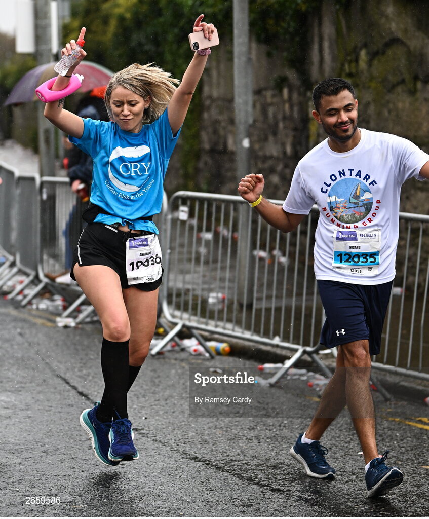 29 October 2023; Ana Maria Bica and Nisarg Nagwadia during the 2023 Irish Life Dublin Marathon. Thousands of runners took to the Fitzwilliam Square start line, to participate in the 42nd running of the Dublin Marathon. Photo by Ramsey Cardy/Sportsfile