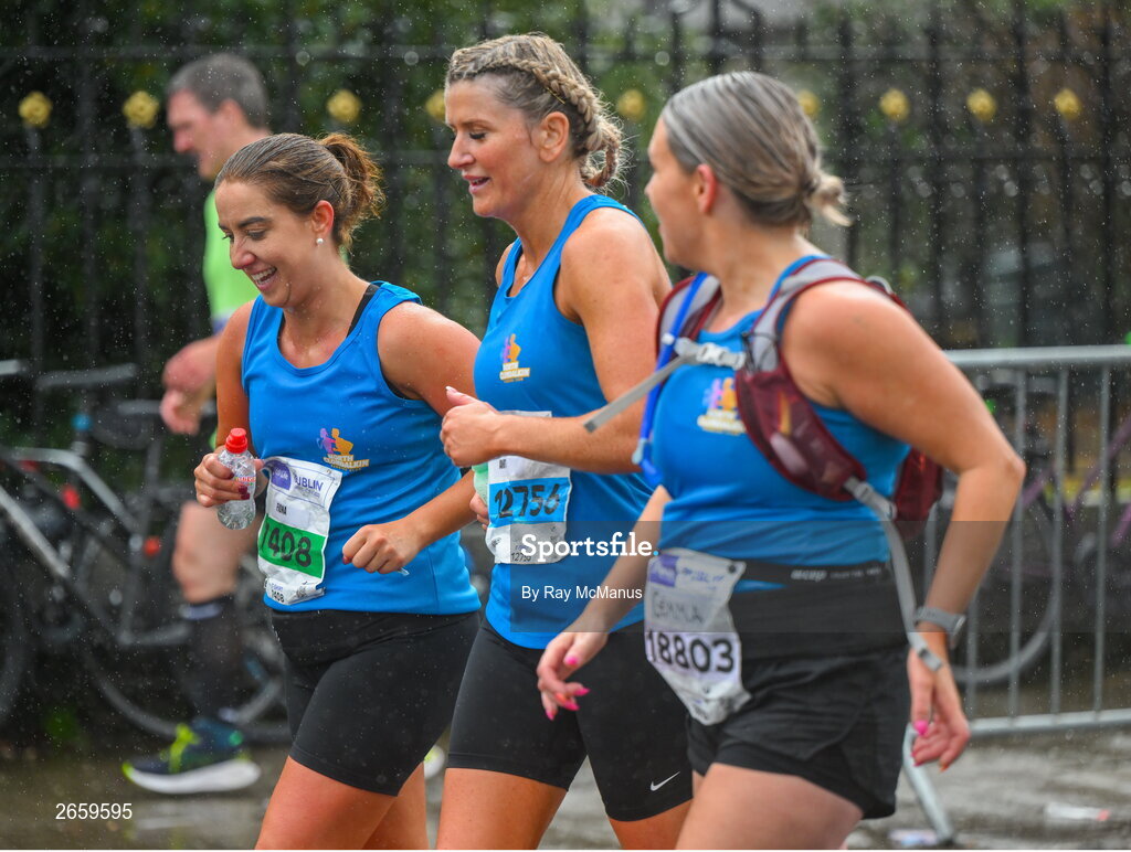 29 October 2023; Participants during the 2023 Irish Life Dublin Marathon. Thousands of runners took to the Fitzwilliam Square start line, to participate in the 42nd running of the Dublin Marathon. Photo by Ray McManus/Sportsfile