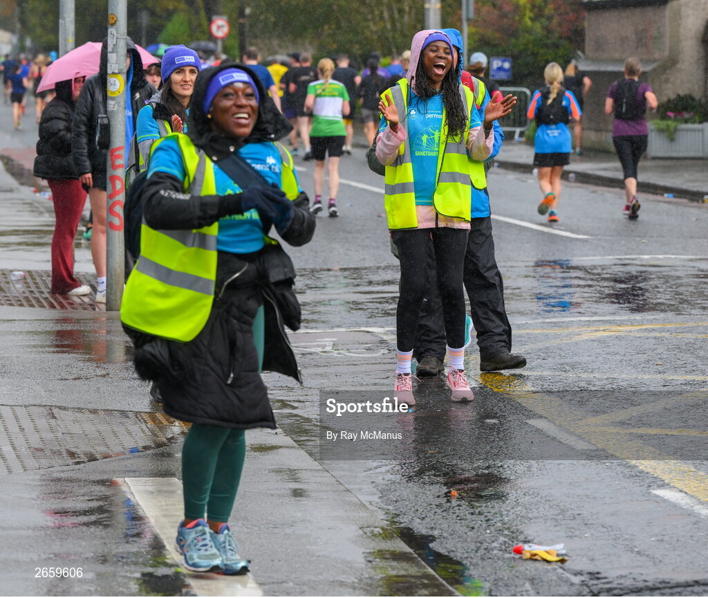 29 October 2023; Cheerleaders urge on the runners during the 2023 Irish Life Dublin Marathon. Thousands of runners took to the Fitzwilliam Square start line, to participate in the 42nd running of the Dublin Marathon. Photo by Ray McManus/Sportsfile