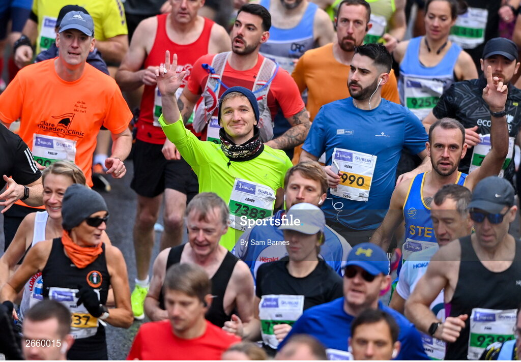 29 October 2023; Conor Murphy from Dublin, centre, running in the 2023 Irish Life Dublin Marathon. Thousands of runners took to the Fitzwilliam Square start line, to participate in the 42nd running of the Dublin Marathon. Photo by Sam Barnes/Sportsfile
