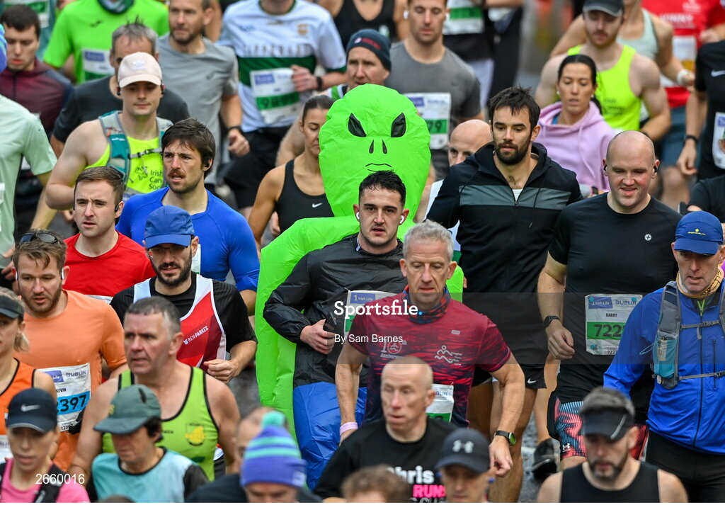 29 October 2023; Participants running in the 2023 Irish Life Dublin Marathon. Thousands of runners took to the Fitzwilliam Square start line, to participate in the 42nd running of the Dublin Marathon. Photo by Sam Barnes/Sportsfile
