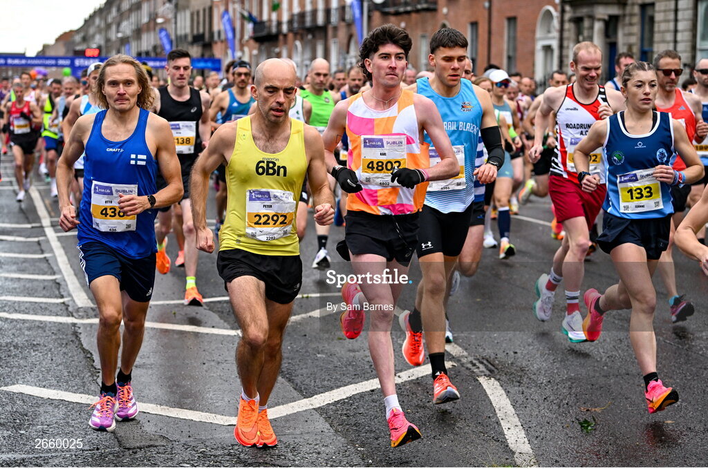 29 October 2023; Participants running in the 2023 Irish Life Dublin Marathon. Thousands of runners took to the Fitzwilliam Square start line, to participate in the 42nd running of the Dublin Marathon. Photo by Sam Barnes/Sportsfile