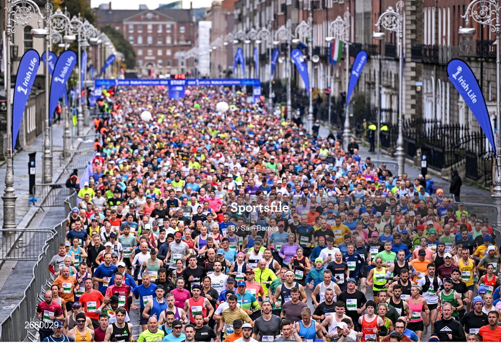 29 October 2023; A general view of the start of the 2023 Irish Life Dublin Marathon. Thousands of runners took to the Fitzwilliam Square start line, to participate in the 42nd running of the Dublin Marathon. Photo by Sam Barnes/Sportsfile