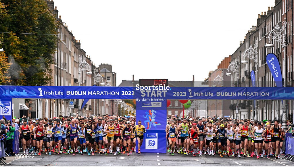 29 October 2023; A general view of the start of the 2023 Irish Life Dublin Marathon. Thousands of runners took to the Fitzwilliam Square start line, to participate in the 42nd running of the Dublin Marathon. Photo by Sam Barnes/Sportsfile