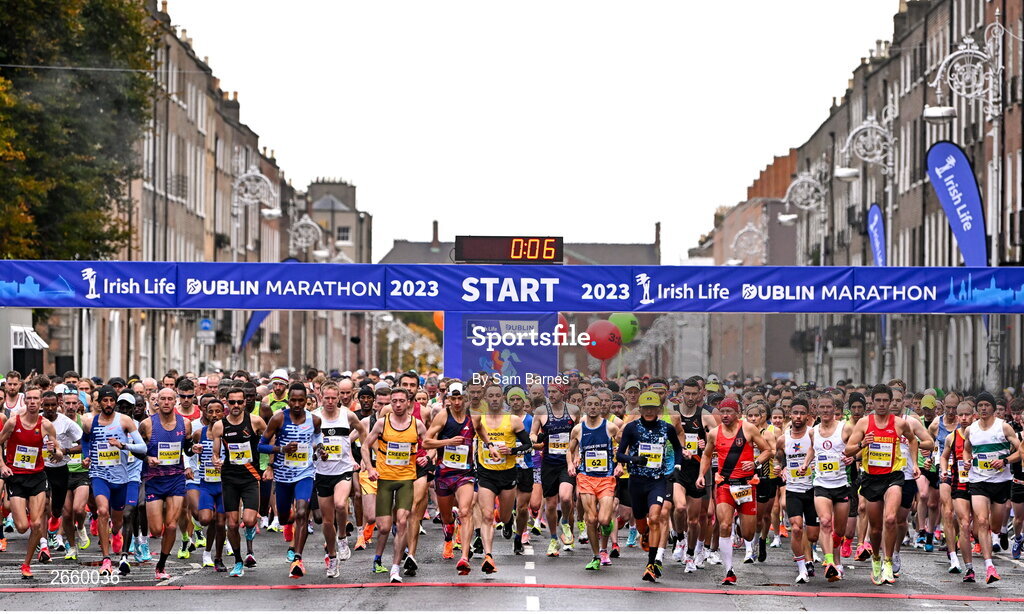 29 October 2023; A general view of the start of the 2023 Irish Life Dublin Marathon. Thousands of runners took to the Fitzwilliam Square start line, to participate in the 42nd running of the Dublin Marathon. Photo by Sam Barnes/Sportsfile