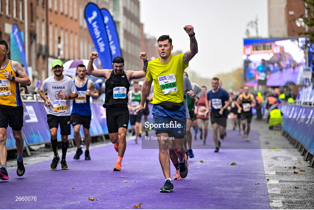 29 October 2023; Gareth Whelan from Dublin, running in the 2023 Irish Life Dublin Marathon. Thousands of runners took to the Fitzwilliam Square start line, to participate in the 42nd running of the Dublin Marathon. Photo by Sam Barnes/Sportsfile
