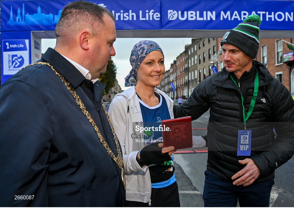 29 October 2023; Lord Mayor's Medal Recipient Rita Casey from Mayo, centre, with, from left, Lord Mayor of Dublin Cllr Daithí de Róiste, and husband John Casey, before the 2023 Irish Life Dublin Marathon. Thousands of runners took to the Fitzwilliam Square start line, to participate in the 42nd running of the Dublin Marathon. Photo by Sam Barnes/Sportsfile