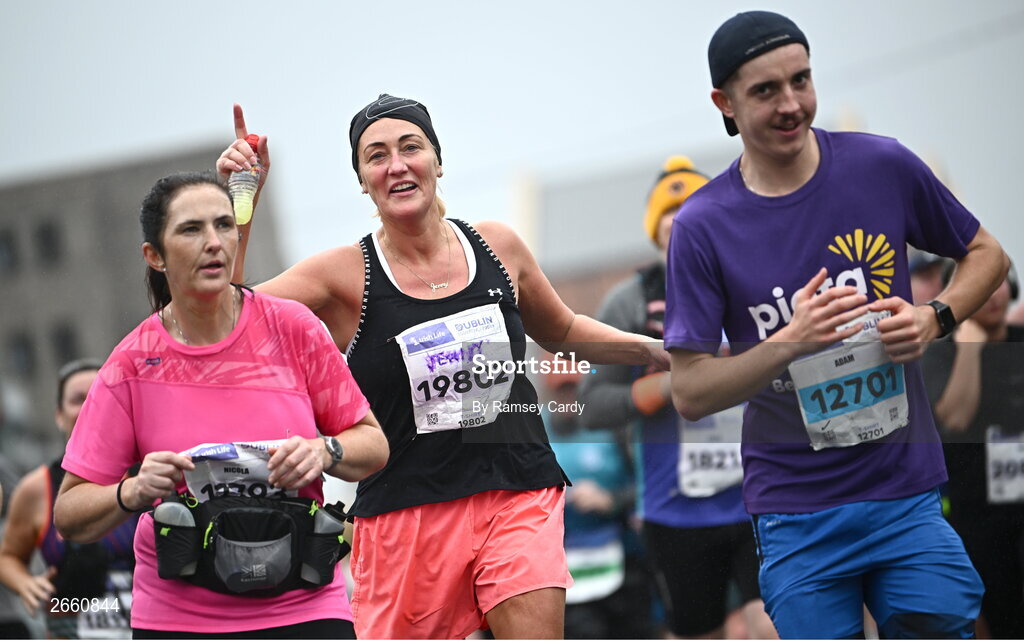 29 October 2023; Elaine Whelan from Dublin during the 2023 Irish Life Dublin Marathon. Thousands of runners took to the Fitzwilliam Square start line, to participate in the 42nd running of the Dublin Marathon. Photo by Ramsey Cardy/Sportsfile