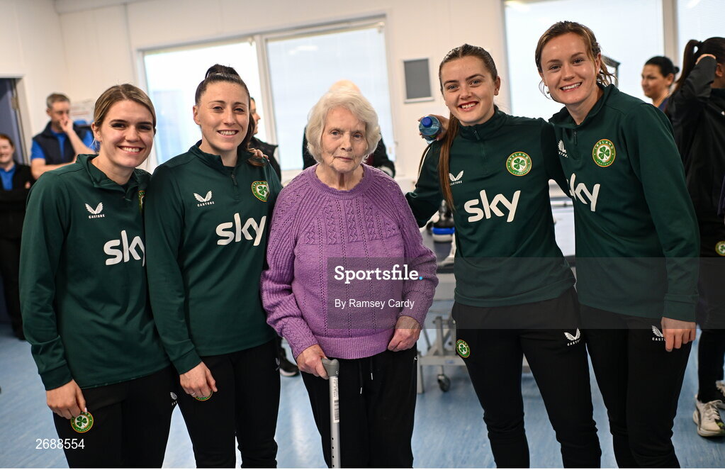 27 Novmeber 2023; Republic of Ireland players, from left, Jamie Finn, Lucy Quinn, Tyler Toland and Heather Payne with Lily Murtagh during a visit to Cappagh Kids and The National Orthopaedic Hospital Cappagh in Dublin to launch the Cappagh Hospital Foundation Christmas Appeal and their fundraising ambassador Boney Maloney. Photo by Ramsey Cardy/Sportsfile