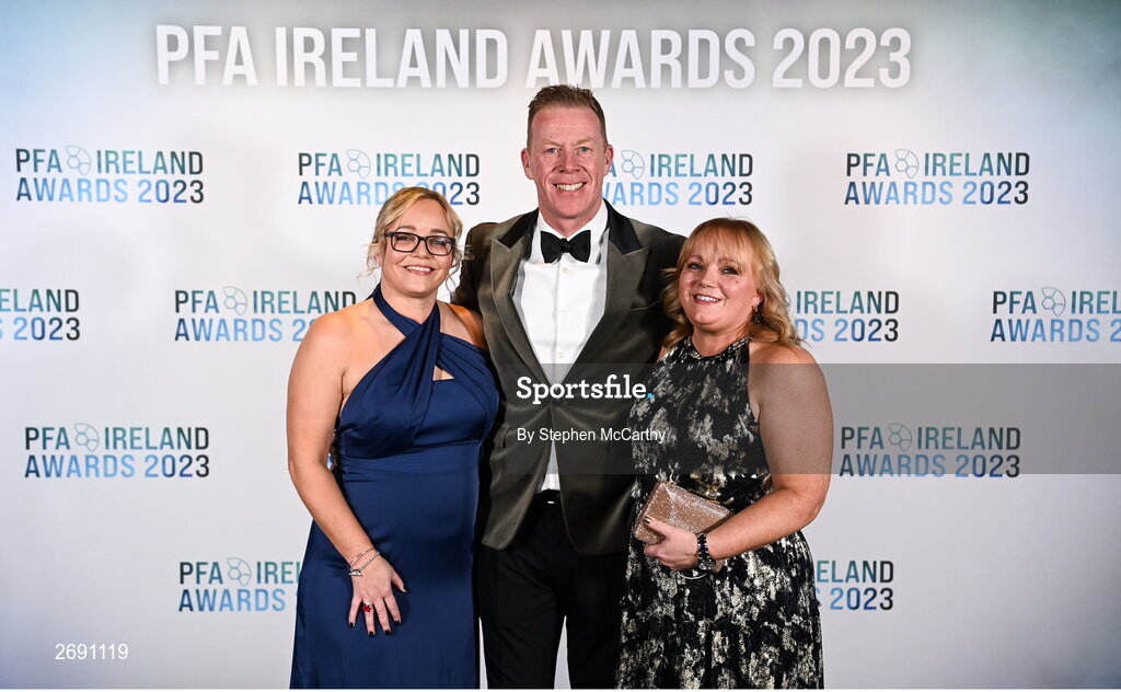 2 December 2023; PFA Ireland general secretary Stephen McGuinness with Louise Kearns and Fiona Kearns on arrival at the PFA Ireland Awards 2023 at Anantara The Marker Dublin Hotel in Dublin. Photo by Stephen McCarthy/Sportsfile