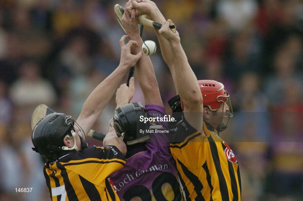 14 July 2004; John Tennyson, left, and Peter Cleere, Kilkenny, in action against Michael Doyle, Wexford. Erin Leinster Under 21 Hurling Final, Wexford v Kilkenny, Wexford Park, Wexford. Picture credit; Matt Browne / SPORTSFILE
