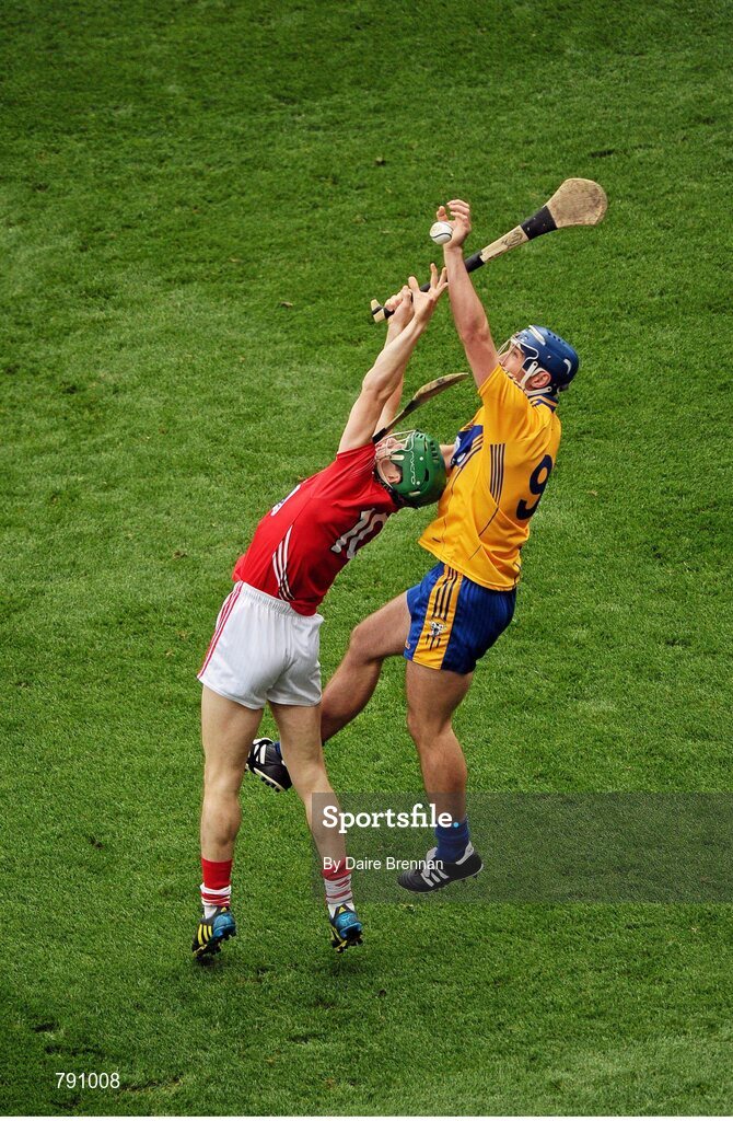 8 September 2013; Conor Ryan, Clare, in action against SŽamus Harnedy, Cork. GAA Hurling All-Ireland Senior Championship Final, Cork v Clare, Croke Park, Dublin. Picture credit: Dáire Brennan / SPORTSFILE