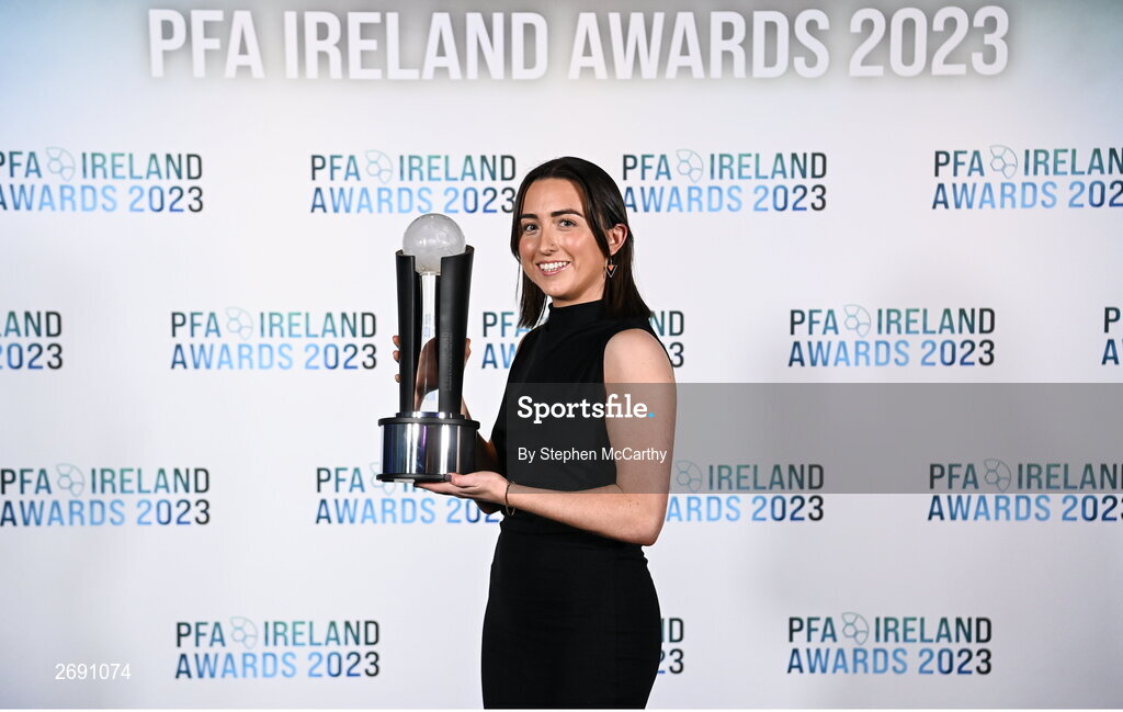 2 December 2023; Sadhbh Doyle of Peamount United with the PFA Ireland Women’s Player of the Year award during the PFA Ireland Awards 2023 at Anantara The Marker Dublin Hotel in Dublin. Photo by Stephen McCarthy/Sportsfile