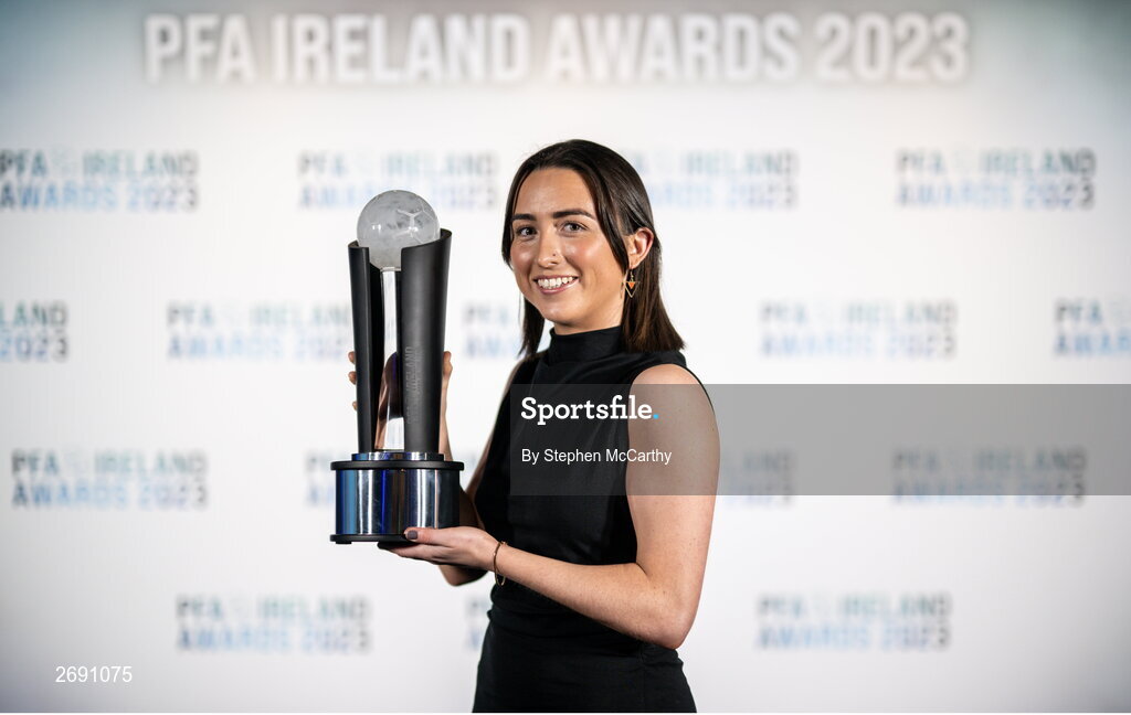 2 December 2023; Sadhbh Doyle of Peamount United with the PFA Ireland Women’s Player of the Year award during the PFA Ireland Awards 2023 at Anantara The Marker Dublin Hotel in Dublin. Photo by Stephen McCarthy/Sportsfile