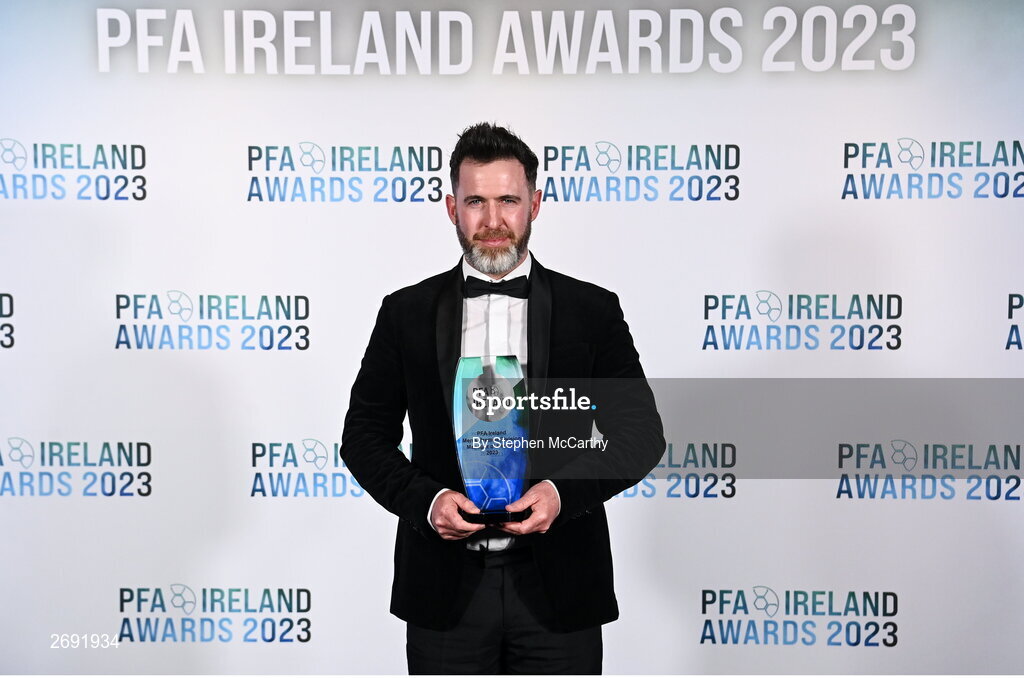 2 December 2023; Shamrock Rovers manager Stephen Bradley with the PFA Ireland Men’s Premier Division Manager of the Year award during the PFA Ireland Awards 2023 at Anantara The Marker Dublin Hotel in Dublin. Photo by Stephen McCarthy/Sportsfile