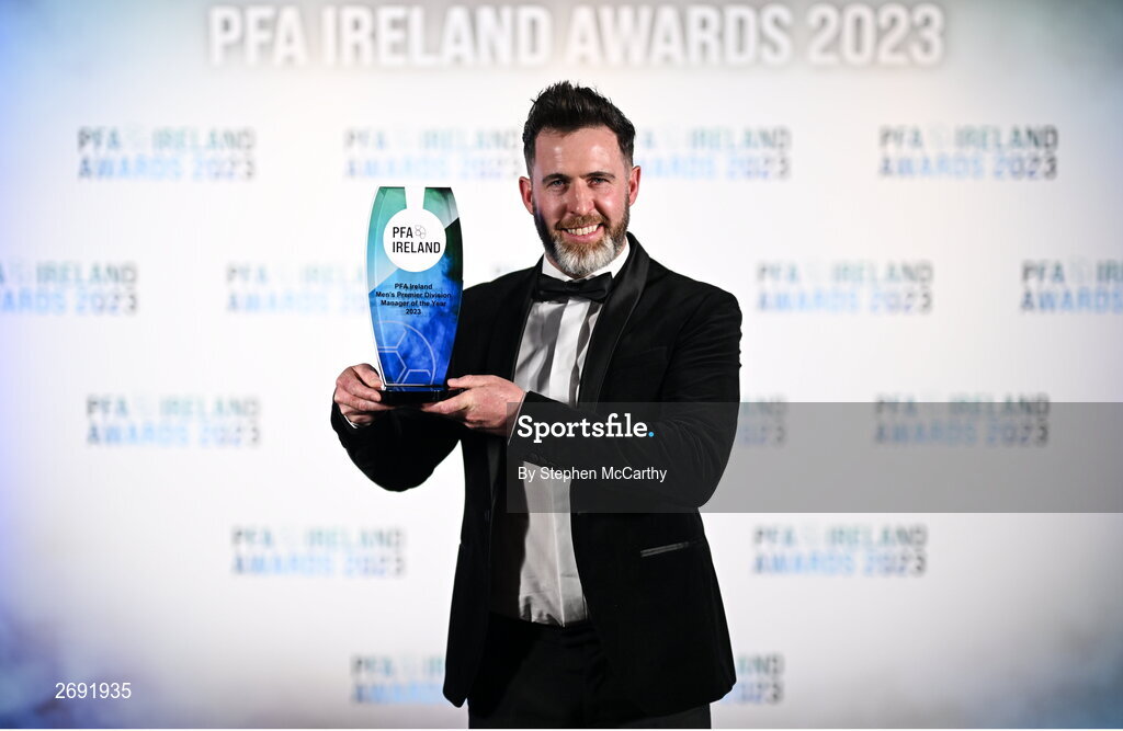 2 December 2023; Shamrock Rovers manager Stephen Bradley with the PFA Ireland Men’s Premier Division Manager of the Year award during the PFA Ireland Awards 2023 at Anantara The Marker Dublin Hotel in Dublin. Photo by Stephen McCarthy/Sportsfile