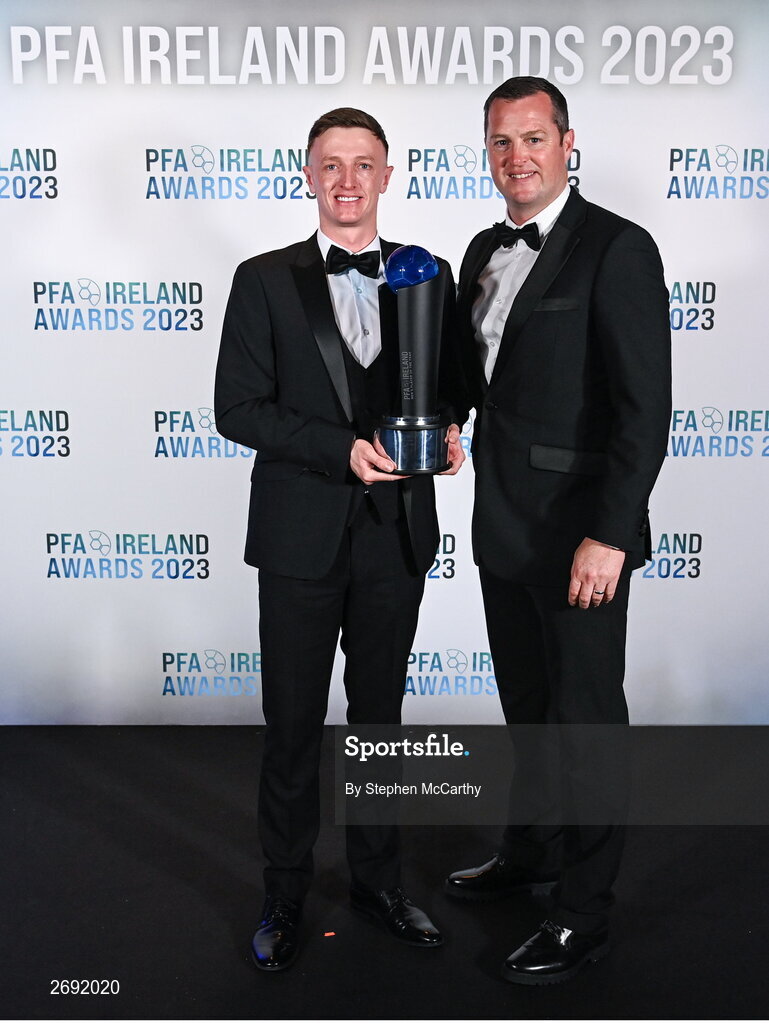 2 December 2023; PFA Ireland Men’s Player of the Year winner Chris Forrester of St Patrick's Athletic, left, St Patrick's Athletic manager Jon Daly during the PFA Ireland Awards 2023 at Anantara The Marker Dublin Hotel in Dublin. Photo by Stephen McCarthy/Sportsfile