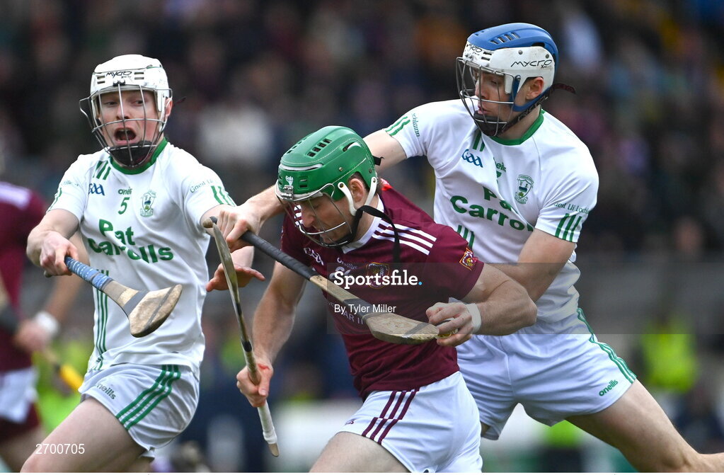 17 December 2023; Niall McCormack of Ruairí Óg Cushendall in action against David Fogarty of O’Loughlin Gaels, left, and Huw Lawlor during the AIB GAA Hurling All-Ireland Club Championship semi-final match between O'Loughlin Gaels, Kilkenny, and Ruairí Óg Cushendall, Antrim, at Páirc Tailteann in Navan, Meath. Photo by Tyler Miller/Sportsfile