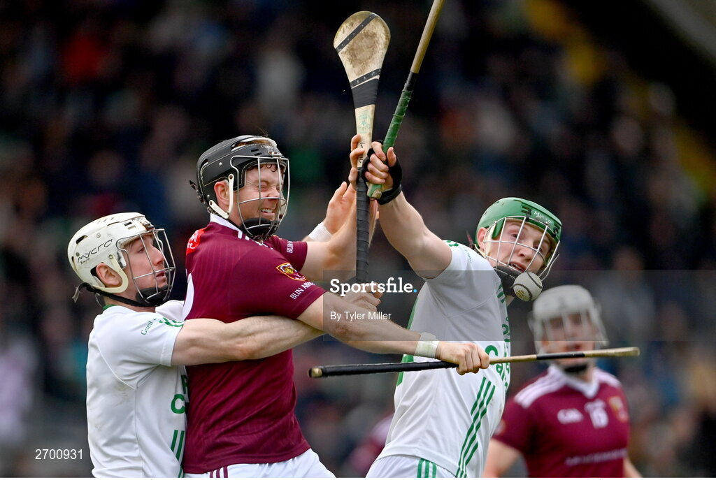 17 December 2023; Fergus McCambridge of Ruairí Óg Cushendall in action against Jordan Molloy of O’Loughlin Gaels, left, and Luke Hogan during the AIB GAA Hurling All-Ireland Club Championship semi-final match between O'Loughlin Gaels, Kilkenny, and Ruairí Óg Cushendall, Antrim, at Páirc Tailteann in Navan, Meath. Photo by Tyler Miller/Sportsfile