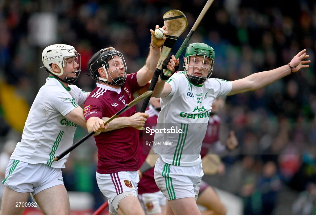 17 December 2023; Fergus McCambridge of Ruairí Óg Cushendall in action against Jordan Molloy of O’Loughlin Gaels, left, and Luke Hogan during the AIB GAA Hurling All-Ireland Club Championship semi-final match between O'Loughlin Gaels, Kilkenny, and Ruairí Óg Cushendall, Antrim, at Páirc Tailteann in Navan, Meath. Photo by Tyler Miller/Sportsfile