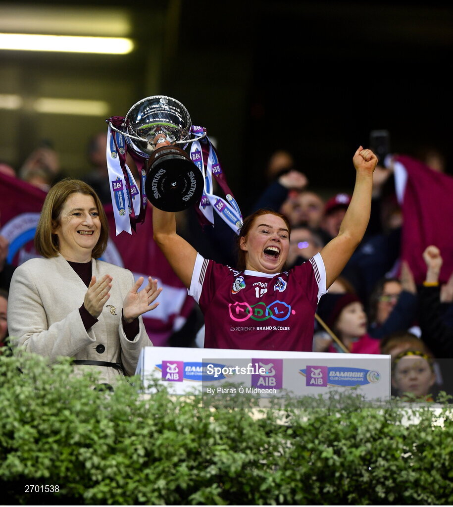 17 December 2023; Dicksboro captain Jenny Clifford lifts the Bill & Agnes Carroll Cup after her side's victory in the AIB Camogie All-Ireland Senior Club Championship final match between Dicksboro of Kilkenny and Sarsfields of Galway at Croke Park in Dublin. Photo by Piaras Ó Mídheach/Sportsfile