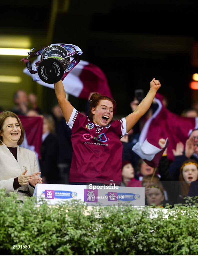 17 December 2023; Dicksboro captain Jenny Clifford lifts the Bill & Agnes Carroll Cup after her side's victory in the AIB Camogie All-Ireland Senior Club Championship final match between Dicksboro of Kilkenny and Sarsfields of Galway at Croke Park in Dublin. Photo by Piaras Ó Mídheach/Sportsfile