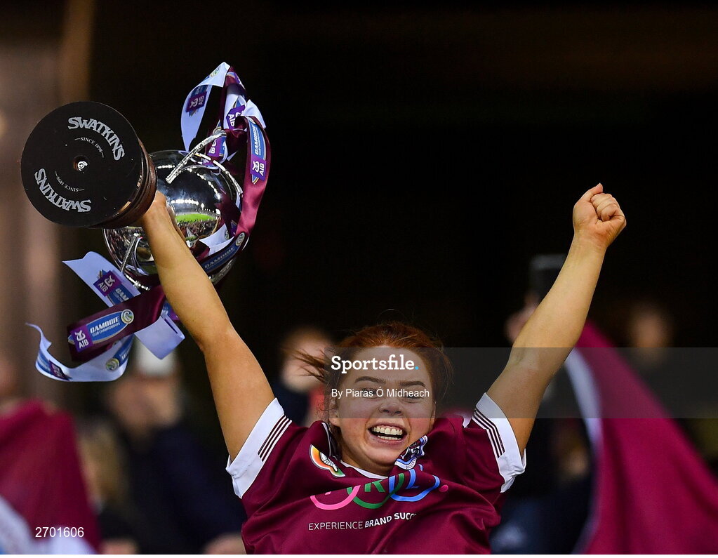 17 December 2023; Dicksboro captain Jenny Clifford lifts the Bill & Agnes Carroll Cup after her side's victory in the AIB Camogie All-Ireland Senior Club Championship final match between Dicksboro of Kilkenny and Sarsfields of Galway at Croke Park in Dublin. Photo by Piaras Ó Mídheach/Sportsfile