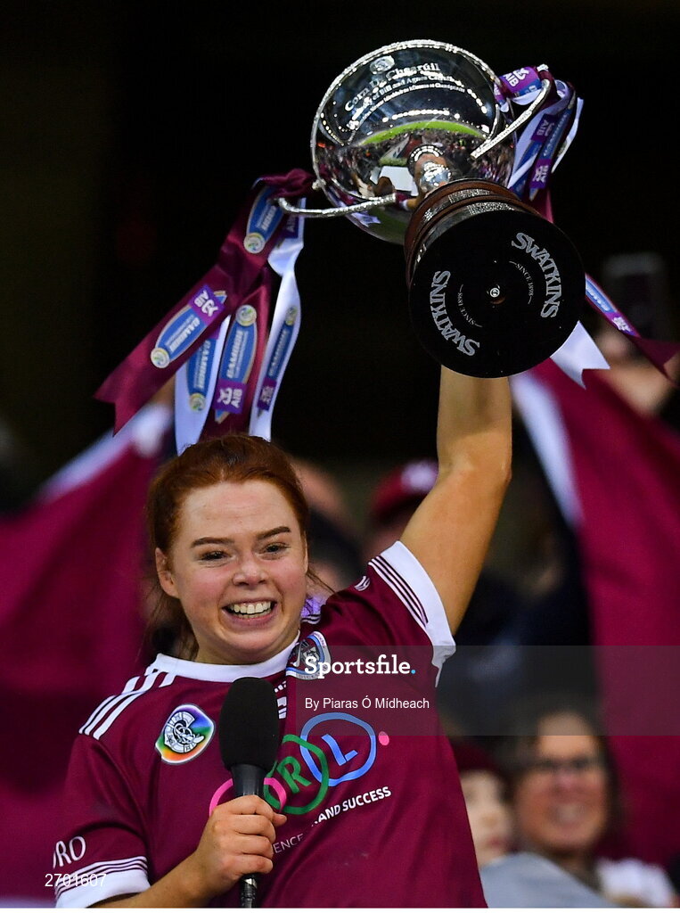 17 December 2023; Dicksboro captain Jenny Clifford lifts the Bill & Agnes Carroll Cup after her side's victory in the AIB Camogie All-Ireland Senior Club Championship final match between Dicksboro of Kilkenny and Sarsfields of Galway at Croke Park in Dublin. Photo by Piaras Ó Mídheach/Sportsfile
