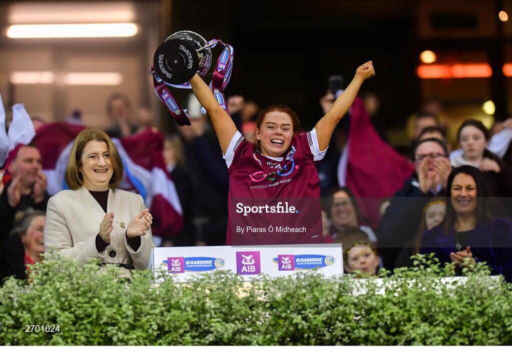 17 December 2023; Dicksboro captain Jenny Clifford lifts the Bill & Agnes Carroll Cup after her side's victory in the AIB Camogie All-Ireland Senior Club Championship final match between Dicksboro of Kilkenny and Sarsfields of Galway at Croke Park in Dublin. Photo by Piaras Ó Mídheach/Sportsfile