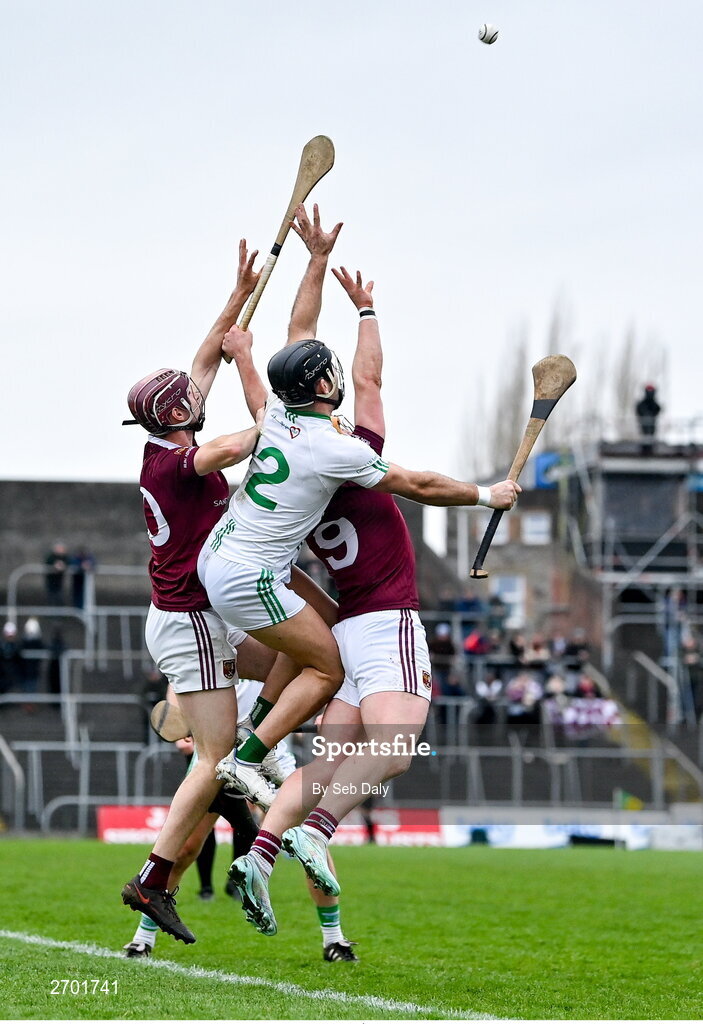 17 December 2023; Conor Heary of O’Loughlin Gaels in action against Ruairí Óg Cushendall players Ruairí McCollam, left, and Ryan McCambridge during the AIB GAA Hurling All-Ireland Club Championship semi-final match between O'Loughlin Gaels, Kilkenny, and Ruairí Óg Cushendall, Antrim, at Páirc Tailteann in Navan, Meath. Photo by Seb Daly/Sportsfile