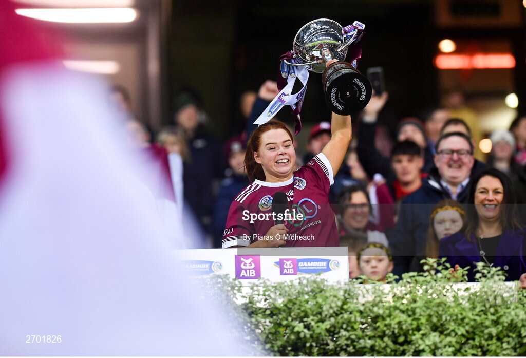 17 December 2023; Dicksboro captain Jenny Clifford lifts the Bill & Agnes Carroll Cup after her side's victory in the AIB Camogie All-Ireland Senior Club Championship final match between Dicksboro of Kilkenny and Sarsfields of Galway at Croke Park in Dublin. Photo by Piaras Ó Mídheach/Sportsfile