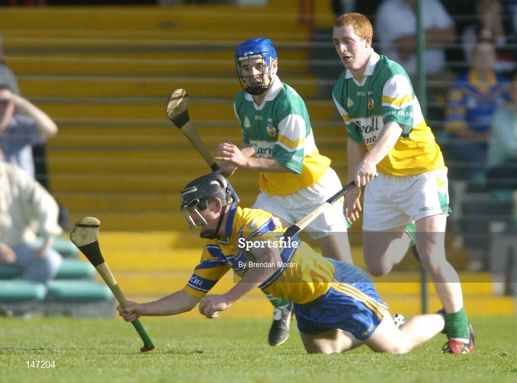 17 July 2004; Niall Gilligan, Clare, in action against David Franks, left, and Barry Whelahan, Offaly. Guinness Senior Hurling Championship Qualifier, Round 3, Clare v Offaly, Gaelic Grounds, Limerick. Picture credit; Brendan Moran / SPORTSFILE