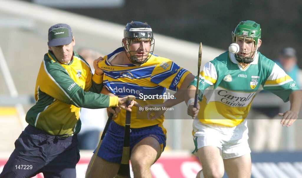 17 July 2004; Barry Teehan, right, and Brian Mullins, Offaly, in action against Tony Carmody, Clare. Guinness Senior Hurling Championship Qualifier, Round 3, Clare v Offaly, Gaelic Grounds, Limerick. Picture credit; Brendan Moran / SPORTSFILE
