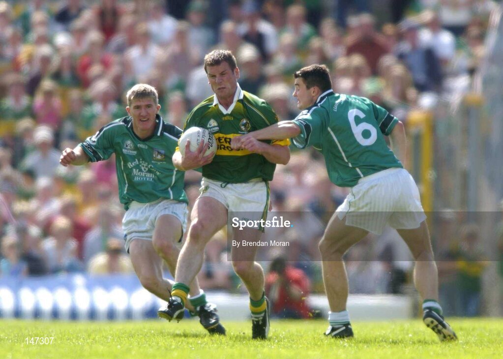 18 July 2004; Dara O'Cinneide, Kerry, in action against Johnny McCarthy, left, and Stephen Lucey, Limerick. Bank of Ireland Munster Senior Football Championship Final Replay, Kerry v Limerick, Fitzgerald Stadium, Killarney, Co. Kerry. Picture credit; Brendan Moran / SPORTSFILE