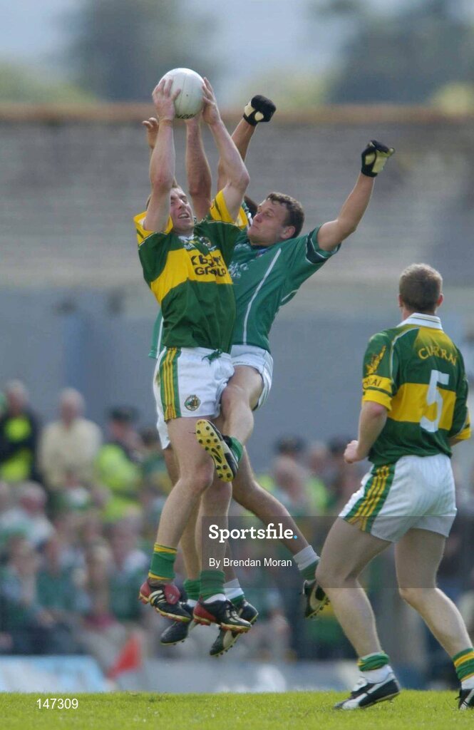 18 July 2004; Darragh O'Se, Kerry, fields a high ball ahead of Jason Stokes and John Galvin, Limerick. Bank of Ireland Munster Senior Football Championship Final Replay, Kerry v Limerick, Fitzgerald Stadium, Killarney, Co. Kerry. Picture credit; Brendan Moran / SPORTSFILE