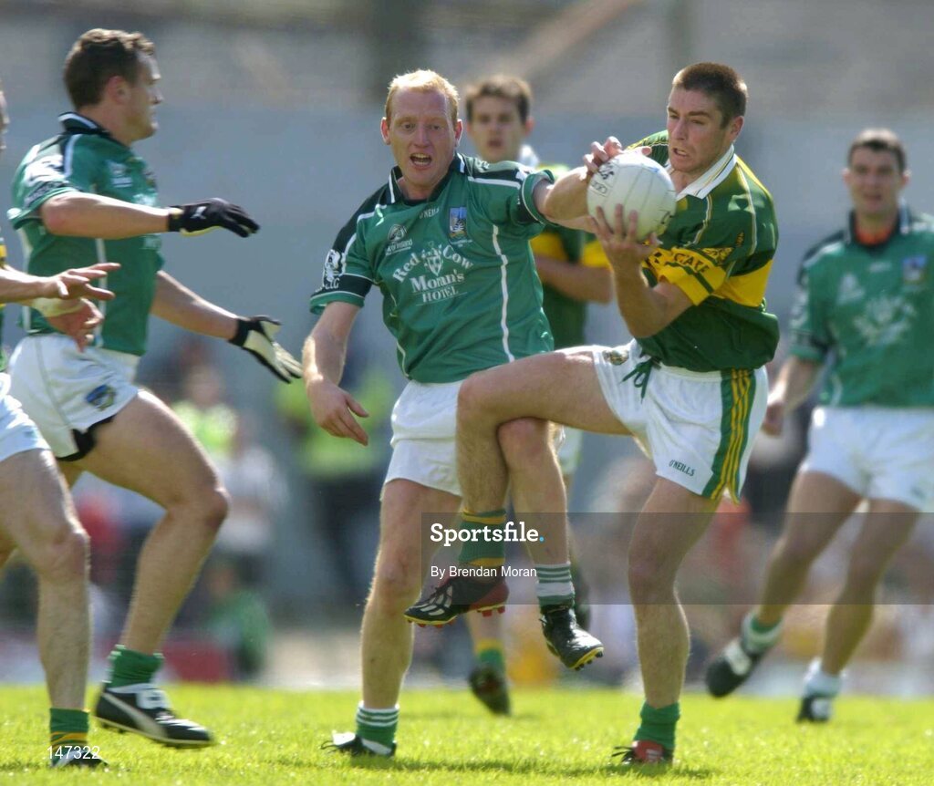 18 July 2004; Darragh O'Se, Kerry, in action against John Quane and Jason Stokes, left, Limerick. Bank of Ireland Munster Senior Football Championship Final Replay, Kerry v Limerick, Fitzgerald Stadium, Killarney, Co. Kerry. Picture credit; Brendan Moran / SPORTSFILE
