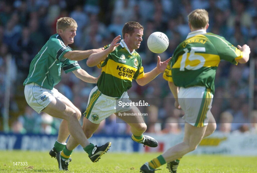18 July 2004; Dara O'Cinneide, Kerry, supported by team-mate Mike Frank Russell (15), in action against Johnny McCarthy, Limerick. Bank of Ireland Munster Senior Football Championship Final Replay, Kerry v Limerick, Fitzgerald Stadium, Killarney, Co. Kerry. Picture credit; Brendan Moran / SPORTSFILE