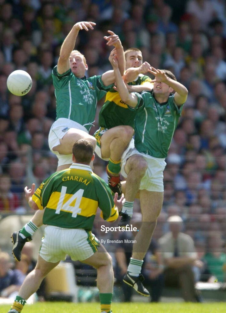 18 July 2004; Darragh O'Se, Kerry, in action against John Quane, left, and Conor Mullane, Limerick. Bank of Ireland Munster Senior Football Championship Final Replay, Kerry v Limerick, Fitzgerald Stadium, Killarney, Co. Kerry. Picture credit; Brendan Moran / SPORTSFILE